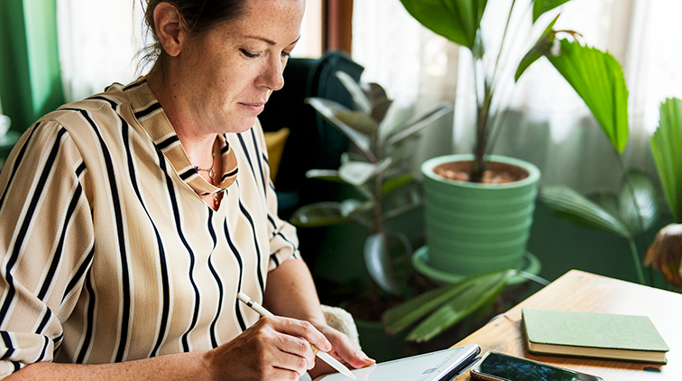 caucasian-woman-writing-to-do-list-on-tablet-pptsr2n