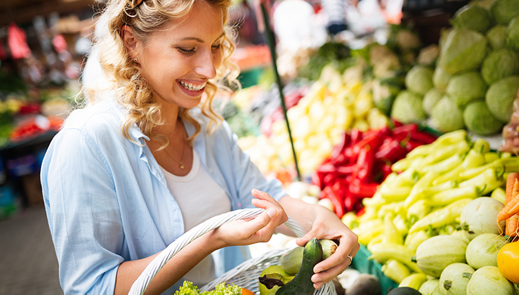 young-woman-shopping-healthy-food-on-the-market-k5wtb2x